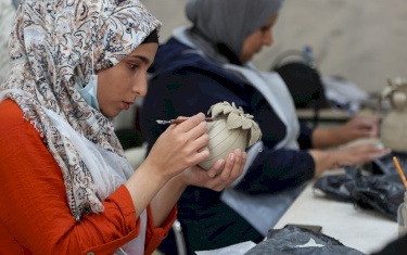 انتاج قطع خزفية ذات طابع فريد ومييز